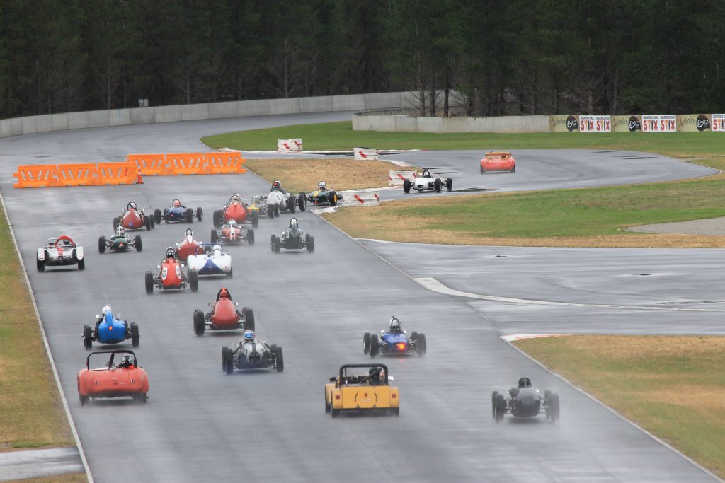 A packed grid approaches the chicane at Highlands